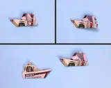 Drei kleine Schiffe aus Geldscheinen, die wie ein Kreuzfahrtschiff falten, schwimmen auf hellblauem Grund.