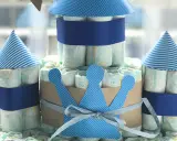 Eine Windeltorte als Schloss, mit blauen Türmen und einer Krone. So kann man eine Windeltorte selber machen!