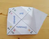 Ein selbstgebastelter Schnapper mit Zahlen und Begriffen wie "Himmel" und "Einmaleins".