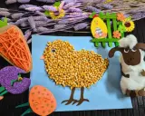Bunte Oster bastelideen für Kinder: Ein Küken aus Körnern, ein Schaf aus Watte, Karotte & Ostereier.