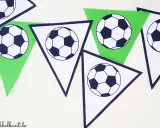 Fußball-Girlande mit Wimpeln in Grün und Weiß, die klassische Fußbälle zeigen. Perfekte vorlage fussball für jede Party.