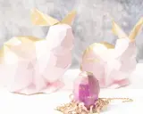 Zwei rosa 3D Origami Hasen mit goldenen Ohren und ein lila Ei. Eine Anleitung für 3d origami hase anleitung wäre hier toll.
