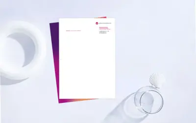 Modernes Briefpapier zum Ausdrucken mit dezentem Farbverlauf und Firmenlogo. Ideal für professionelle Korrespondenz.