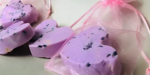 Lavendel-Herzen in rosa Säckchen – eine liebevolle Idee, um Lavendel Geschenke selber zu machen.