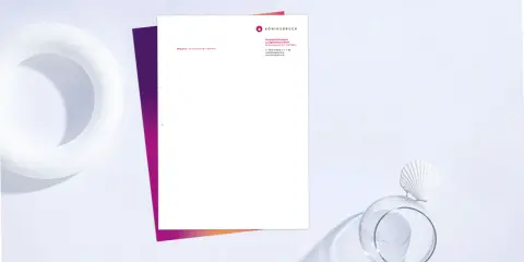 Modernes Briefpapier zum Ausdrucken mit dezentem Farbverlauf und Firmenlogo. Ideal für professionelle Korrespondenz.