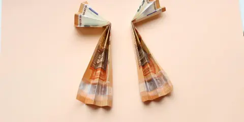 Zwei gefaltete 50-Euro-Scheine bilden Flügel, die an Geldengel falten anleitungen erinnern.