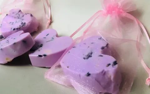 Lavendel-Herzen in rosa Säckchen – eine liebevolle Idee, um Lavendel Geschenke selber zu machen.