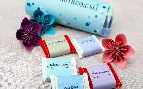 Kleine Schokoladen-Geschenke zum Basteln mit lieben Botschaften wie "Lieblingsmensch" und bunten Origami-Blumen.