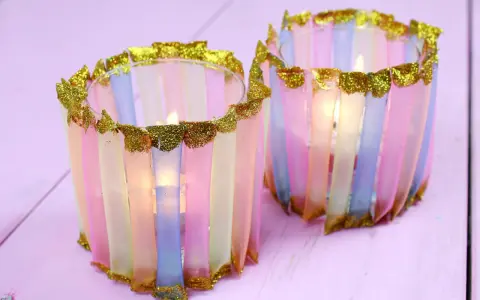 Zwei bunte Windlichter, die Kinder mit Papier und Glitzer basteln können. Sie leuchten sanft.