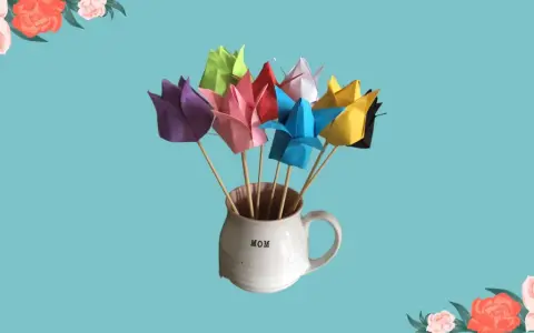 Bunter Strauß Origami-Tulpen in einer Tasse mit der Aufschrift "MOM". Perfekt als Geschenk zum Muttertag.