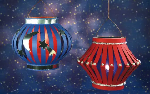 Zwei selbstgebastelte Lampions, die zum Lampion falten einladen. Einer mit Mond und Sternen, der andere mit funkelnden Steinchen.