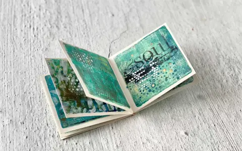 Ein aufgeschlagenes Leporello zum Thema "Soul" mit abstrakten, grünen und blauen Mustern, ideal zum Basteln.