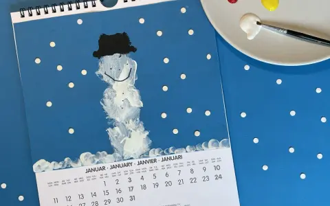 Schneemann-Malerei auf Kalenderblatt für Januar. Tolle kalender basteln ideen für die monate.