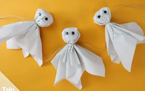 Drei süße Geister aus Papier, die zum Basteln einladen. Perfekt für Halloween-Deko, mit einfachen Vorlagen zum Nachmachen.