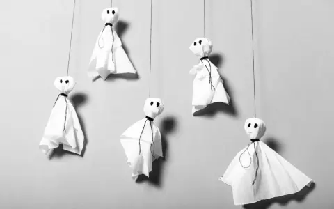 Fünf schwebende Geister aus weißem Papier, perfekt für Halloween Deko selber machen Vorlagen. Einfach und gruselig!