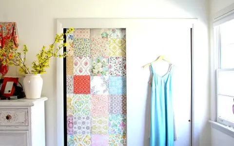 Kreatives Basteln mit Tapetenresten: Ein Patchwork-Muster ziert die Tür eines Schranks. Daneben hängt ein hellblaues Kleid.
