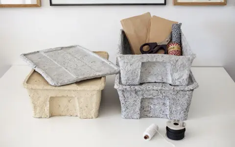 Pappmache-Körbe in Grau und Beige, bereit zum Trocknen. Die Frage, wie lange braucht Pappmache zum Trocknen, hängt von vielen Faktoren ab.