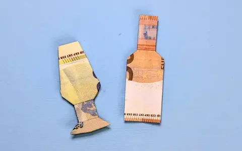 Zwei gefaltete Euroscheine, die eine Flasche und eine Art Vase darstellen. Geld falten flasche.