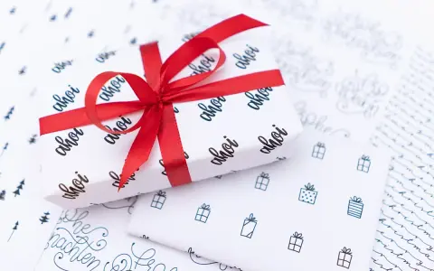 Geschenkpapier zum ausdrucken mit "ahoi" und kleinen Geschenken. Perfekt für maritime Weihnachtsgrüße.