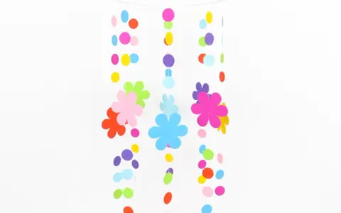 Buntes Mobile aus Papierblumen und Kreisen, eine tolle mobile basteln anleitung für Kinder.