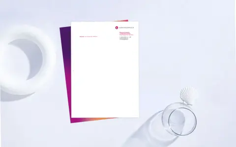 Modernes Briefpapier zum Ausdrucken mit dezentem Farbverlauf und Firmenlogo. Ideal für professionelle Korrespondenz.