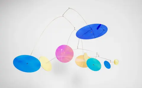 Ein mobiles Kunstwerk mit bunten Scheiben, das an filigranen Drähten hängt. Perfekt für mobile erwachsene basteln Projekte, die Farbe und Bewegung in den Raum bringen.