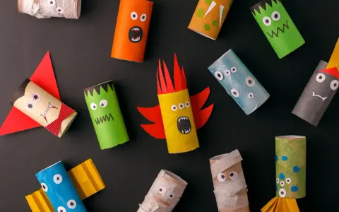 Bunte Monster und Mumien aus Klopapierrollen: Kreatives Basteln mit Klopapierrollen für Halloween.