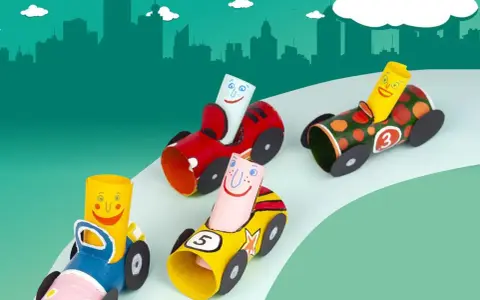 Vier bunte Rollenautos mit Gesichtern rasen auf einer Rennstrecke. Ein tolles Beispiel für auto basteln einfach!