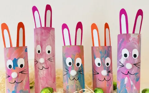 Fünf bunte Osterhasen aus Klopapierrollen mit großen Augen und rosa Ohren, dekoriert mit Pinselstrichen.