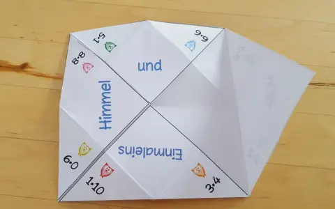 Ein selbstgebastelter Schnapper mit Zahlen und Begriffen wie "Himmel" und "Einmaleins".