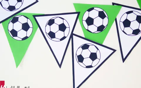 Fußball-Girlande mit Wimpeln in Grün und Weiß, die klassische Fußbälle zeigen. Perfekte vorlage fussball für jede Party.