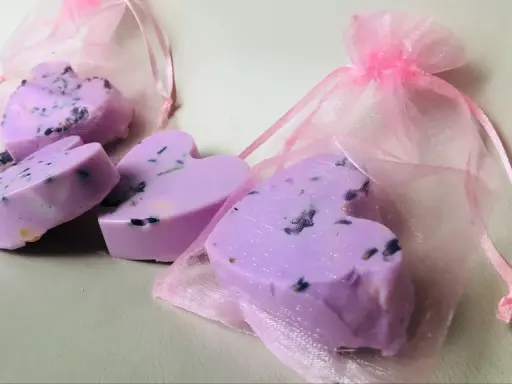 Lavendel-Herzen in rosa Säckchen – eine liebevolle Idee, um Lavendel Geschenke selber zu machen.