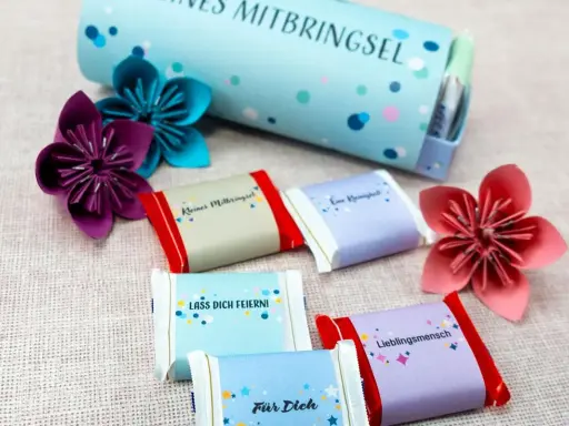 Kleine Schokoladen-Geschenke zum Basteln mit lieben Botschaften wie "Lieblingsmensch" und bunten Origami-Blumen.