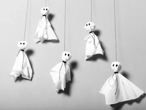 Fünf schwebende Geister aus weißem Papier, perfekt für Halloween Deko selber machen Vorlagen. Einfach und gruselig!