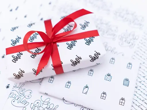 Geschenkpapier zum ausdrucken mit "ahoi" und kleinen Geschenken. Perfekt für maritime Weihnachtsgrüße.