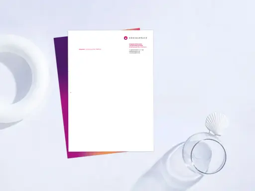 Modernes Briefpapier zum Ausdrucken mit dezentem Farbverlauf und Firmenlogo. Ideal für professionelle Korrespondenz.