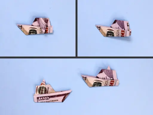 Drei kleine Schiffe aus Geldscheinen, die wie ein Kreuzfahrtschiff falten, schwimmen auf hellblauem Grund.