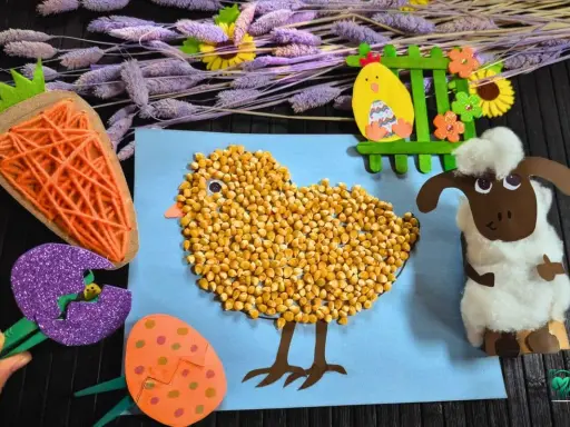 Bunte Oster bastelideen für Kinder: Ein Küken aus Körnern, ein Schaf aus Watte, Karotte & Ostereier.