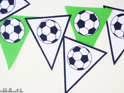 Fußball-Girlande mit Wimpeln in Grün und Weiß, die klassische Fußbälle zeigen. Perfekte vorlage fussball für jede Party.