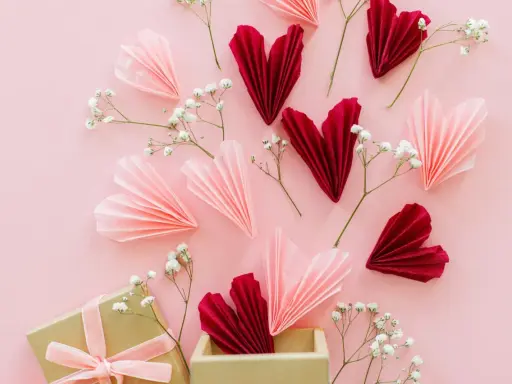 Verliebte selbstgemachte Valentinstag Geschenke selber machen: Papierherzen in Rot & Rosa, Gänseblümchen und eine Geschenkbox.