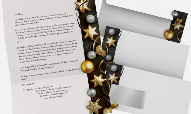 Weihnachtliches Briefpapier zum Ausdrucken kostenlos: goldene Sterne und Bänder auf schwarzem Grund, daneben ein Brief.