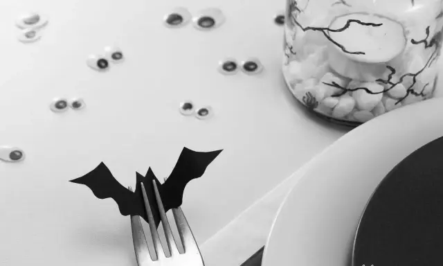 Last-minute Halloween Deko: Fledermaus auf Gabel, überall gruselige Augen und ein Spinnenglas. Perfekt für eine schnelle Gruselparty!