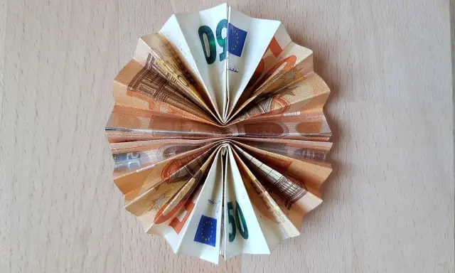 Gefaltetes Geld, das wie eine Socke aussieht, mit 50-Euro-Scheinen, die zu einem Fächer geformt sind.