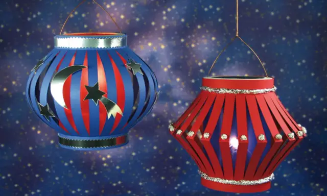 Zwei selbstgebastelte Lampions, die zum Lampion falten einladen. Einer mit Mond und Sternen, der andere mit funkelnden Steinchen.