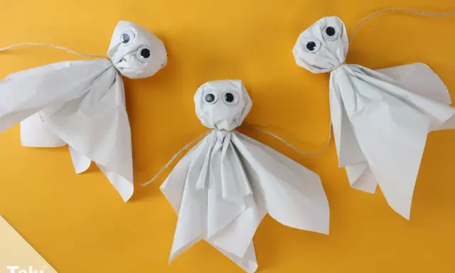 Drei süße Geister aus Papier, die zum Basteln einladen. Perfekt für Halloween-Deko, mit einfachen Vorlagen zum Nachmachen.