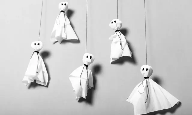 Fünf schwebende Geister aus weißem Papier, perfekt für Halloween Deko selber machen Vorlagen. Einfach und gruselig!