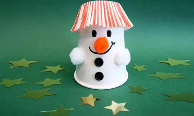 Ein süßer Schneemann basteln mit Becher, Wattebällchen und Sternenkonfetti.