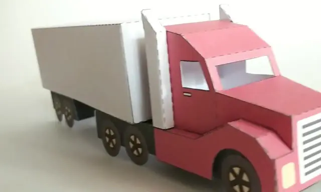Ein roter LKW mit weißem Auflieger, liebevoll aus Papier gebastelt.