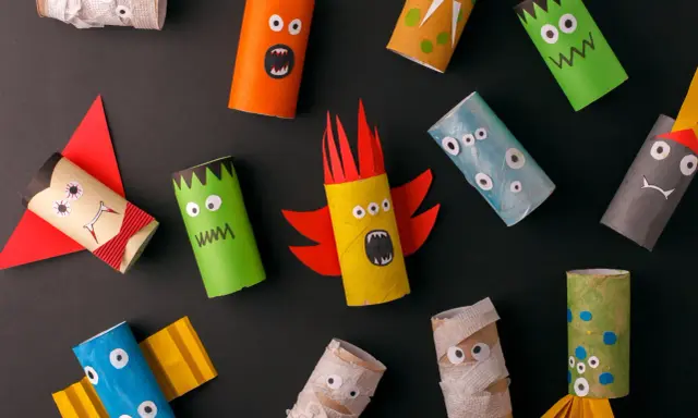 Bunte Monster und Mumien aus Klopapierrollen: Kreatives Basteln mit Klopapierrollen für Halloween.