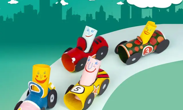 Vier bunte Rollenautos mit Gesichtern rasen auf einer Rennstrecke. Ein tolles Beispiel für auto basteln einfach!
